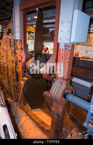 La gouverne de direction, cadre de levage et de l'hélice à l'intérieur du SS Great Britain de Brunel au Musée de l'arsenal des navires à vapeur à Bristol. UK. Soulever l'hélice était un 1857 modification pour l'efficacité énergétique dans l'eau quand la voile sous la puissance du vent. Le cadre de levage a été déposé pour prendre le bateau à son état d'origine. (109) Banque D'Images