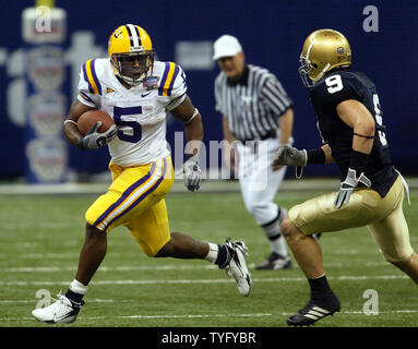 En Keiland LSU Williams (5) va sur droite pour attaquer 20 yards et un touché à la fin du 4e trimestre contre Notre Dame dans l'Allstate Sugar Bowl à la Nouvelle Orléans le 3 janvier 2007. La défense sur le jeu est Notre Dame arrière défensif Tom Zbikowski (9). Williams se précipita pour 108 verges sur 14 porte-, et avait 2 touchdowns. Le sucrier est retourné au Superdome cette année après avoir été déplacées par l'ouragan Katrina L'an dernier, lorsque le jeu a été joué au Georgia Dome. Notre Dame défait LSU 41-14. (Photo d'UPI/A.J. Sisco) Banque D'Images