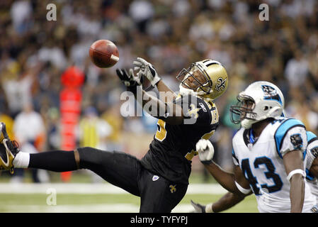 New Orleans Saints receveur Devery Henderson (19) conseils un appelle Brees passer dans les mains des Panthers humains Chris Harris (43) qui sont retournés pour 30-yards à la fin du quatrième trimestre au cours de l'action au Louisiana Superdome à la Nouvelle Orléans le 7 octobre 2007. (Photo d'UPI/A.J. Sisco) Banque D'Images