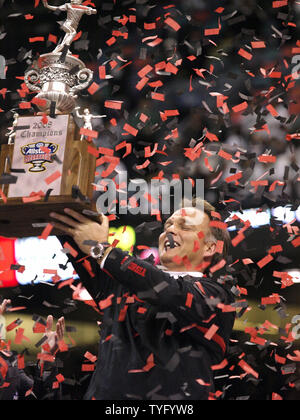 L'entraîneur-chef des Bulldogs Géorgie Mark Richt soulève le trophée Bol de sucre après avoir battu les Hawaii Warriors 41-10, dans l'Allstate Sugar Bowl au Louisiana Superdome à la Nouvelle Orléans le 1 janvier 2008. (Photo d'UPI/Dave Fornell) Banque D'Images