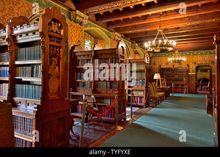 Vue panoramique de la bibliothèque du château de Cardiff, le plafond incurvé en bois, lustres, bibliothèques, livres, riche sonorité chaude, la photographie en juin 2019 Banque D'Images