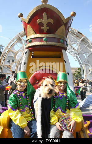 Frères et soeurs Julian, gauche, et Gabrielle Charron, posent avec leur chien Yeller, une race mélangée et le roi du Krewe of Barkus, lors de la parade annuelle de chiens costumés et leurs propriétaires à travers la Nouvelle Orléans' Quartier français le 27 janvier 2008. La parade est l'un des nombreux événements Carnaval dans et autour de la Nouvelle Orléans pendant la saison de carnaval menant à Mardi Gras, qui est le 5 février de cette année. (Photo d'UPI/A.J. Sisco) Banque D'Images