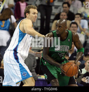 New Orleans Hornets Sean Marks tente de défendre Boston Celtics Kevin Garnett, que le grenat travaille son chemin vers le panier au cours d'action de la NBA à la Nouvelle Orléans le 11 février 2009. (Photo d'UPI/A.J. Sisco) Banque D'Images