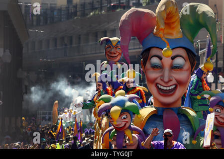 Les Bouffons du roi flotter roule sur l'avenue St Charles pendant la parade sur Rex jour du Mardi Gras à La Nouvelle Orléans le 24 février 2009. (Photo d'UPI/A.J. Sisco) Banque D'Images