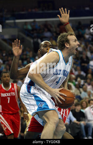 Centre de New Orleans Hornets Sean Marks s'empare d'un rebond au cours de l'action contre les Houston Rockets NBA à la Nouvelle Orléans le 16 mars 2009. Houston a gagné 95-84. (Photo d'UPI/A.J. Sisco) Banque D'Images