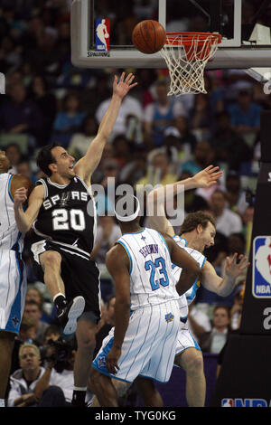 San Antonio Spurs Manu Ginobili (20) frappe New Orleans Hornets Sean Points sur la façon que Devin Brown (23) observe au cours d'une tentative de reprise au cours de l'action de la NBA à la Nouvelle Orléans le 29 mars 2009. (Photo d'UPI/A.J. Sisco) Banque D'Images