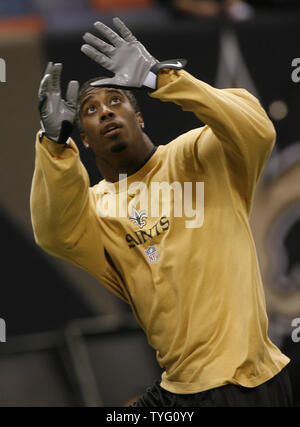 New Orleans Saints arrière défensif Roman Harper cherche la balle pendant l'échauffement avant les saints - Les Vikings NFC Championship match à la Louisiana Superdome à la Nouvelle Orléans le 24 janvier 2010. UPI /A.J. Sisco. Banque D'Images