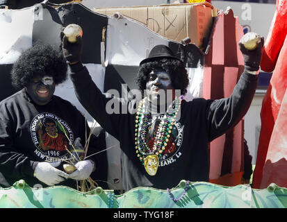 Les membres de la Zulu Social Aid and Pleasure Club tenir jusqu'à deux clubs de la signature de coco comme leur parade roule sur St Charles Avenue à New Orleans sur Mardi Gras, 16 février 2010. Zulu, un Afro-américain de l'organisation traditionnellement le carnaval a été défilant pendant plus de 100 ans. UPI/A.J. Sisco Banque D'Images
