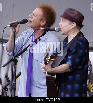 Art Garfunkel, gauche, et Paul Simon réunir au Festival de jazz et du patrimoine de la Louisiane le 24 avril 2010, à la Nouvelle Orléans. UPI/A.J. Sisco Banque D'Images