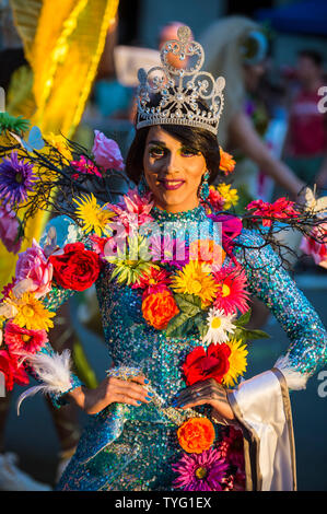NEW YORK - 25 juin 2017 : un artiste transgenre faites glisser portant des fleurs avec sa beauté reine tiara passe dans la gay pride parade annuelle. Banque D'Images