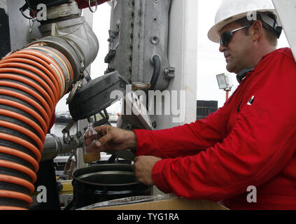 Un ouvrier démontre une centrifugeuse qui sépare l'huile et l'eau lors d'une conférence de presse organisée par Kevin Costner, cofondateur de la centrifugeuse bouilloire Ocean Therapy, à Port Fourchon, en Louisiane, le 18 juin 2010. La société a vendu 32 Costner des machines à BP pour lutter contre le déversement de pétrole du Golfe du Mexique. UPI/A.J. Sisco.. Banque D'Images