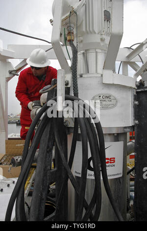 Un ouvrier démontre une centrifugeuse qui sépare l'huile et l'eau lors d'une conférence de presse organisée par Kevin Costner, cofondateur de la centrifugeuse bouilloire Ocean Therapy, à Port Fourchon, en Louisiane, le 18 juin 2010. La société a vendu 32 Costner des machines à BP pour lutter contre le déversement de pétrole du Golfe du Mexique. UPI/A.J. Sisco.. Banque D'Images