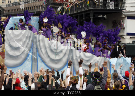 Les membres de la Zulu Social Aid and Pleasure Club défilé dans St Charles Avenue à New Orleans sur Mardi Gras, 8 mars 2011. Zulu, un Afro-américain de l'organisation traditionnellement le carnaval a été défilant pendant plus de 100 ans. (UPI/A.J. Sisco) Banque D'Images