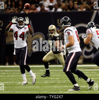 Running back des Houston Texans Ben Tate (44) attrape un Matt Schaub pour 9-mètres au cours du premier trimestre l'action contre les New Orleans Saints à la Mercedes-Benz Superdome à La Nouvelle-Orléans, Louisiane le 25 août 2012. UPI/A.J. Sisco Banque D'Images