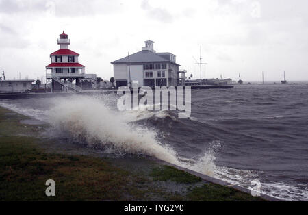 Les vagues déferlent sur la digue du lac Pontchartrain que l'ouragan Isaac se déplace dans la région métropolitaine de la Nouvelle-Orléans le 28 août 2012. Isaac's des vents violents, de fortes pluies et des ondes de tempête pourrait constituer un test majeur de la Nouvelle Orléans a de nouveaux systèmes de lutte contre les inondations et les digues renforcées. UPI/A.J. Sisco Banque D'Images