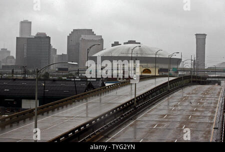 Pluie nuages sombres survoler le centre-ville de New Orleans, le 29 août 2012, que l'ouragan Isaac continue à produire des vents forts et de fortes pluies dans la région. La tempête devrait battre lentement à travers le sud-est de la Louisiane pour les prochaines 24 heures. UPI/A.J. Sisco Banque D'Images