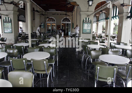 Les serveurs se préparent à rouvrir cafe du monde, l'emblématique café et boutique beignet à La Nouvelle-Orléans' Quartier français, le 30 août 2012, un jour après l'ouragan Isaac a balayé la ville. Une grande partie de la Nouvelle-Orléans était toujours privés d'électricité dans le sillage de l'énorme tempête de pluie et. UPI/A.J. Sisco Banque D'Images