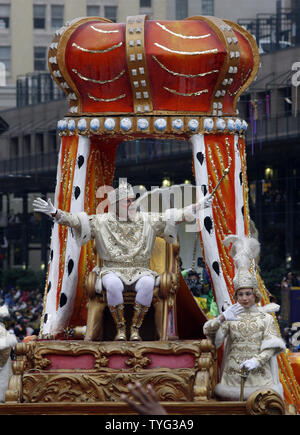 Rex, roi de carnaval, Bill Hines salue la foule de son char sur St Charles Avenue et Canal Street dans le centre-ville de La Nouvelle Orléans sur Fat Tuesday, February 12, 2013. Parades et laminés à la partie a ensuite malgré averses sporadiques. UPI/A.J. Sisco Banque D'Images