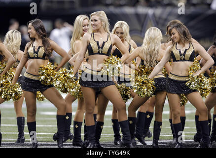 La Nouvelle Orleans Saints le Saintsation de danse d'effectuer au cours d'une pause dans l'action entre les Saints et les Panthers à la Mercedes-Benz Superdome à la Nouvelle-Orléans le 07 décembre 2014. UPI/A.J. Sisco Banque D'Images