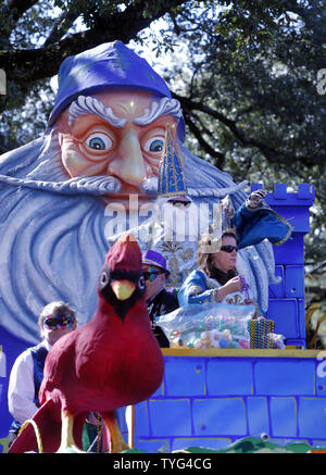 Un flotteur dans la Krewe of Carrollton parade roule sur l'avenue St Charles dans les quartiers chics de la Nouvelle Orléans pendant le premier week-end de Mardi Gras Le 8 février 2015. Photo par A.J. Sisco/UPI Banque D'Images