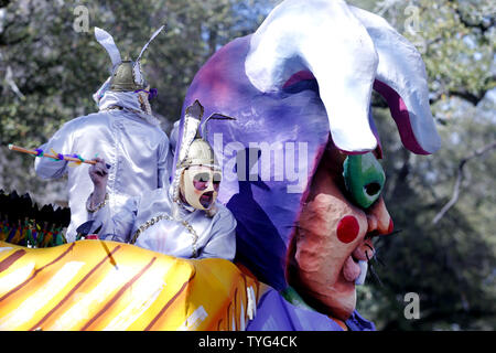 Le jester flotter dans le Krewe of king Arthur parade roule sur l'avenue St Charles dans les quartiers chics de la Nouvelle Orléans pendant le premier week-end de Mardi Gras Le 8 février 2015. Photo par A.J. Sisco/UPI Banque D'Images