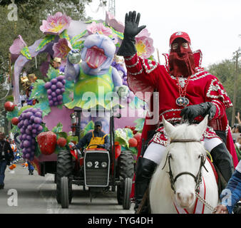 Capitaine dans la Krewe of Proteus vagues défilé dans l'Avenue Napoléon le 16 février 2015. Fondée en 1882, la Krewe of Proteus est la deuxième plus ancienne dans l'histoire de carnaval krewe. Leur flotte toujours utiliser le châssis d'origine à partir de l'année 1880. . Photo par A.J. Sisco/UPI Banque D'Images