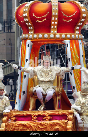 Rex, le roi de carnaval, Christian Brown courbes à la foule à l'angle de Saint Charles Avenue et Canal Street sur le jour du Mardi Gras à La Nouvelle Orléans, le 17 février 2015. Photo par A.J. Sisco/UPI Banque D'Images