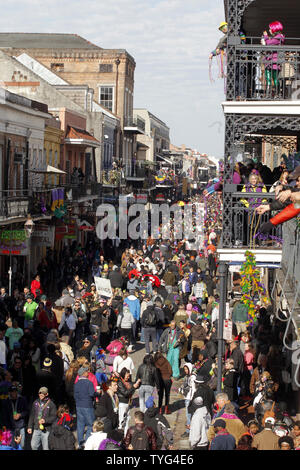 Froid et venteux n'a pas l'air de mettre un amortisseur sur les grandes foules que paniers Bourbon Street sur le jour du Mardi Gras à La Nouvelle Orléans, le 17 février 2015. Photo prise depuis le Royal Sonesta balcon dans le quartier français. Photo par A.J. Sisco/UPI Banque D'Images