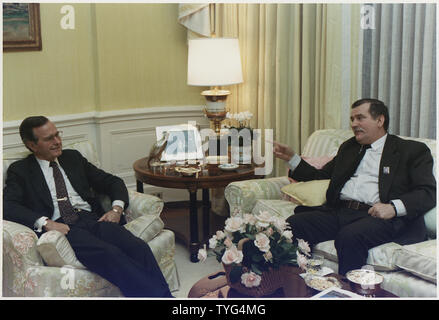 Le président Bush se réunit en privé avec Lech Walesa, Leader de Solidarité de Pologne dans la résidence Banque D'Images