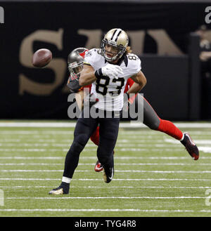 New Orleans Saints wide receiver Willie Snead (83) a la balle dépouillé par Tampa Bay Buccaneers arrière défensif Sterling Moore (26) au cours du troisième trimestre à la Mercedes-Benz Superdome de la Nouvelle Orléans le 20 septembre 2015. Le ballon a été récupéré par Tampa Bay Buccaneers. Photo par AJ Sisco/UPI Banque D'Images