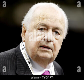 New Orleans Saints propriétaire Tom Benson se tient en marge de la Mercedes-Benz Superdome de la Nouvelle Orléans le 4 octobre 2015, avant le début du jeu avec les Cowboys de Dallas. Photo par AJ Sisco/UPI Banque D'Images