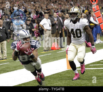 Avec moins de deux minutes dans le jeu, le receveur Dallas Cowboys Terrance Williams (83) tire dans un touché en face de New Orleans Saints Delvin évoluait Breaux (40) à la Mercedes-Benz Superdome de la Nouvelle Orléans le 4 octobre 2015. Photo par AJ Sisco/UPI Banque D'Images