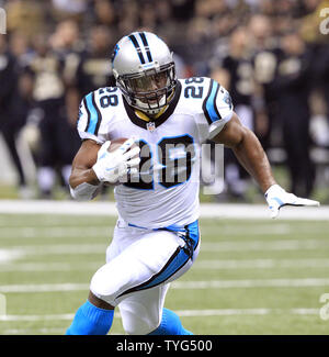 Caroline panthère d'utiliser de nouveau Jonathan Stewart (28) lance la balle contre les New Orleans Saints à la Mercedes-Benz Superdome de la Nouvelle Orléans le 6 décembre 2015. Photo par AJ Sisco/UPI Banque D'Images