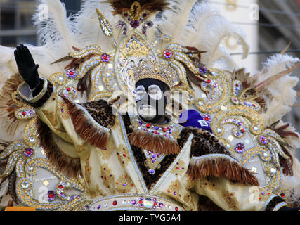 Le roi des Zoulous, Jay Banks vagues pour les milliers de fêtards Mardi Gras l'entassement centre ville de La Nouvelle Orléans sur Fat Tuesday, February 9, 2016. Photo par AJ Sisco/UPI Banque D'Images