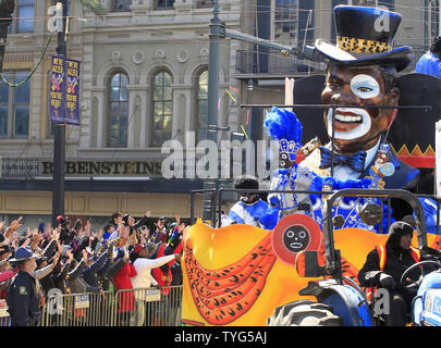 Des milliers de fêtards Mardi Gras à La Nouvelle Orléans centre-ville foule sur Fat Tuesday, February 9, 2016 , pour regarder La Zulu Social Aid and Pleasure Club défilé dans la rue du Canal. Photo par AJ Sisco/UPI Banque D'Images