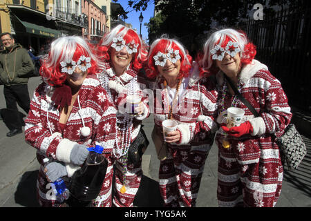 En flocons, fêtards masqués posent sur Royal Street sur Mardi Gras de la Nouvelle Orléans le 9 février 2016. Se termine le mardi gras du carnaval de la Crescent City. Photo par AJ Sisco/UPI Banque D'Images