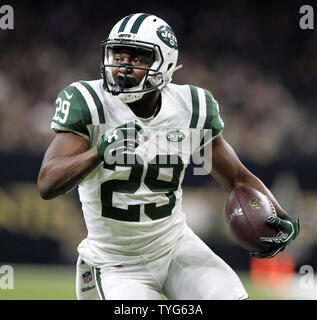 New York Jets d'utiliser de nouveau Bilal Powell (29) va pour 11 verges contre les New Orleans Saints à la Mercedes-Benz Superdome à la Nouvelle-Orléans le 17 décembre 2017. Photo par AJ Sisco/UPI Banque D'Images