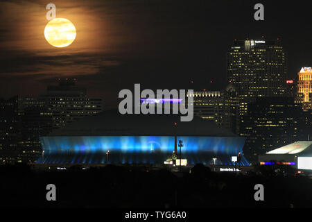 Une supermoon bleu s'allume le ciel au-dessus de la Mercedes-Benz Superdome de la Nouvelle Orléans le 31 janvier 2018. Une supermoon est quand une nouvelle ou pleine lune est plus près que d'habitude, alors qu'une Lune Bleue est la deuxième pleine lune dans un mois de le calendrier commun. Photo par AJ Sisco/UPI Banque D'Images