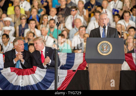 Ret. Général de l'US Marine Corps, Norman James Mattis, Secrétaire de la Défense, prononce une allocution à la Gerald R. Ford (CVN78) Cérémonie de mise en service à la base navale de Norfolk, en Virginie, le 22 juillet 2017. Le porte-avions est nommé d'après le président Ford qui ont servi à bord du USS Monterey dans le Pacifique durant la Seconde Guerre mondiale, et fut le premier président de servir à bord d'un porte-avions. Photo de Ken Cedeno/UPI Banque D'Images