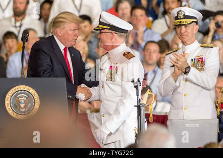 Le président Donald Trump, serre la main avec le Capitaine Richard McCormack, USN après la prise de commandement de la Gerald R. Ford (CVN78) au cours de la cérémonie de mise en service à la base navale de Norfolk, en Virginie, le 22 juillet 2017. Le porte-avions est nommé d'après le président Ford qui ont servi à bord du USS Monterey dans le Pacifique durant la Seconde Guerre mondiale, et fut le premier président de servir à bord d'un porte-avions. Photo de Ken Cedeno/UPI Banque D'Images