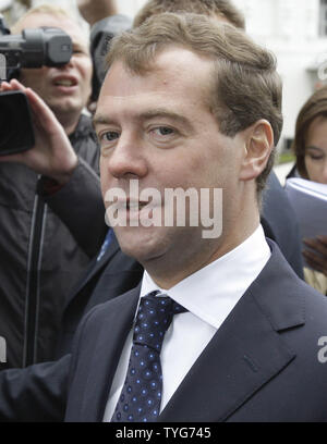 Le président russe Dmitri Medvedev parle aux médias de Veliki Novgorod au cours de sa visite de travail d'une journée à la ville et sa région le 18 septembre 2009. UPI/Anatoli Zhdanov Banque D'Images