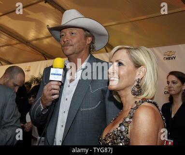 Alan Jackson (L) et sa femme Denise arrivent sur le tapis rouge à la 42e Country Music Association (CMA) awards à Nashville, Tennessee, le 12 novembre 2008. (Photo d'UPI/Frederick Breedon IV) Banque D'Images