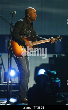 Darius Rucker, chanteur de Hootie et le Blowfish, fonctionne à la 42e conférence annuelle des Country Music Association (CMA) awards à Nashville, Tennessee, le 12 novembre 2008. (Photo d'UPI/John Sommers II) Banque D'Images