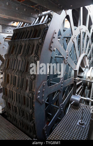 Re-créé moteur sur l'arrangement de roues dentées, les chaînes de cylindres du moteur et le SS Great Britain de Brunel, fer à vapeur navire en cale sèche à Bristol, Royaume-Uni. (109) Banque D'Images