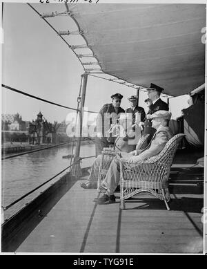 Le président Harry S. Truman se penche sur les quais comme l'U. de S. S. Augusta se prépare à quai à Anvers, Belgique. Secrétaire de presse Charles Ross est assis en premier plan. Debout, de gauche à droite : le général Harry Vaughan, le capitaine James Vardaman, Secrétaire d'État James Byrnes, et adm. William Leahy. Le président Truman se rend à la Conférence de Potsdam en Allemagne Banque D'Images