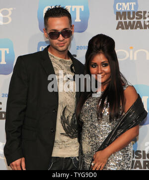 Mike 'La situation' Sorrentino (L) et Nicole 'Snooki' Polizzi parler à la presse à la Country Music Television Awards à Nashville au Tennessee, le 9 juin 2010. UPI/Terry Wyatt Banque D'Images