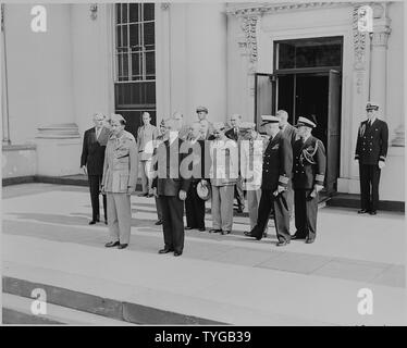 Le président Harry S. Truman, le Prince Abdul Ilah d'Iraq et d'autres représentants des gouvernements des États-Unis et de l'Iraq, au cours de la visite du prince pour les États-Unis. Banque D'Images