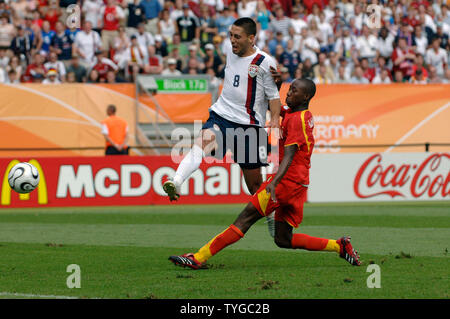 Clint Dempsey (USA) au cours de match contre le Ghana à la Coupe du Monde à Nuremberg le 22 juin 2006. Le Ghana a gagné 2-1 pour éliminer les États-Unis. (UPI Photo/Frank Hoermann) Banque D'Images