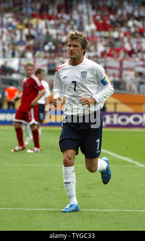 David Beckham (7) s'exécute dans l'action de la Coupe du Monde de soccer en Nuernberg, Allemagne le 15 juin 2006. L'Angleterre a battu Trinité-et-Tobago 2-0. (Photo d'UPI/Arthur Thill) Banque D'Images