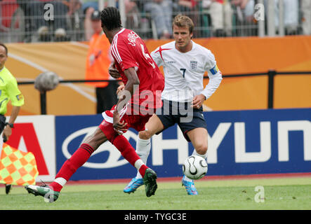 David Beckham (7) évite le contact avec Dennis Lawrence (6) au cours de l'action de la Coupe du Monde de soccer en Nuernberg, Allemagne le 15 juin 2006. L'Angleterre a battu Trinité-et-Tobago 2-0. (Photo d'UPI/Arthur Thill) Banque D'Images